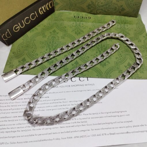 This Gucci necklace is decorated with engraved stripes. The middle is known for branding, adding a stylish and classic production to this necklace.
Size: 60cm