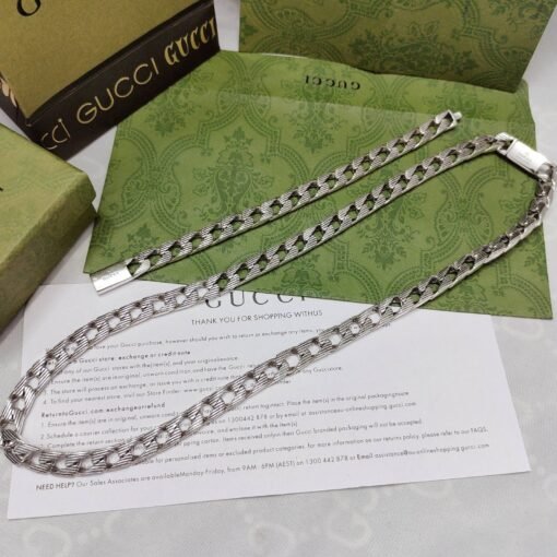 This Gucci necklace is decorated with engraved stripes. The middle is known for branding, adding a stylish and classic production to this necklace.
Size: 60cm - Image 2