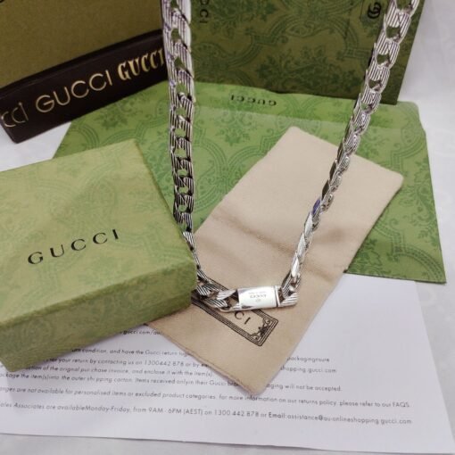 This Gucci necklace is decorated with engraved stripes. The middle is known for branding, adding a stylish and classic production to this necklace.
Size: 60cm - Image 3