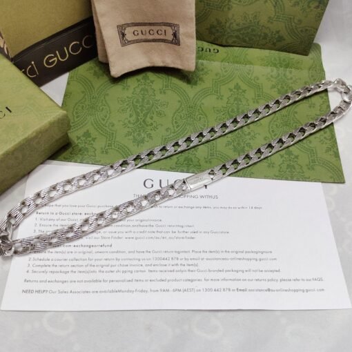 This Gucci necklace is decorated with engraved stripes. The middle is known for branding, adding a stylish and classic production to this necklace.
Size: 60cm - Image 4