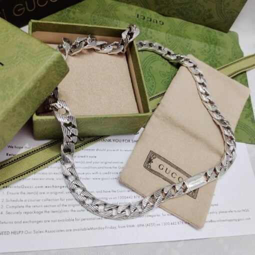 This Gucci necklace is decorated with engraved stripes. The middle is known for branding, adding a stylish and classic production to this necklace.
Size: 60cm - Image 5