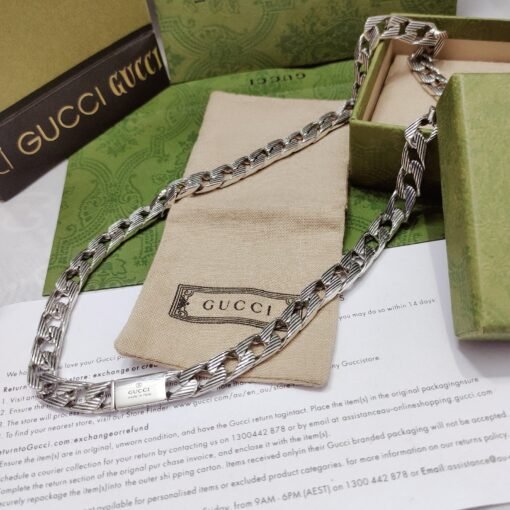 This Gucci necklace is decorated with engraved stripes. The middle is known for branding, adding a stylish and classic production to this necklace.
Size: 60cm - Image 6