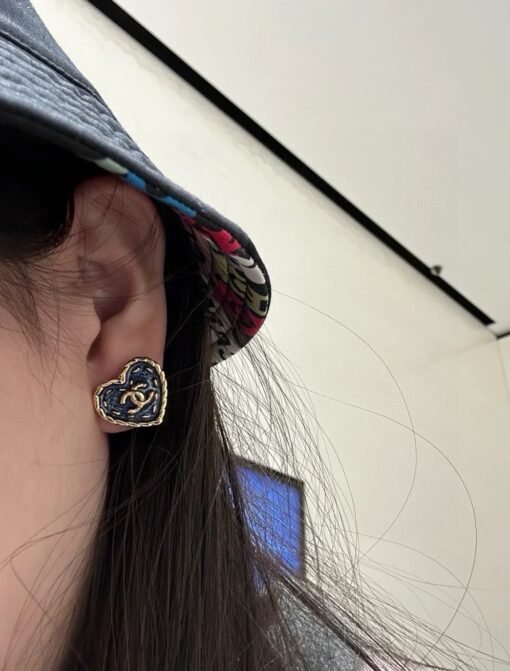 hChanel  24P denim love earrings] The latest 2Newspring and summer style super popular denim love series! The old rules for the first launch of the entire network are to buy first, close your eyes and love it, super out of stock! Huge is hard to buy! I really don’t buy it, I’m sorry for falling in love! Denim Smurf hit my heart this season really won the denim enamel retro and playful! The dreamy blue color is paired with sweet love, and the personality of the outer stitching design is the finishing touch. The whole series is sweet but not greasy. The super touching love elements are classic and have extremely high playability. Every time Enough to make me overjoyed - Image 9