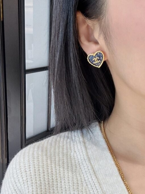 hChanel  24P denim love earrings] The latest 2Newspring and summer style super popular denim love series! The old rules for the first launch of the entire network are to buy first, close your eyes and love it, super out of stock! Huge is hard to buy! I really don’t buy it, I’m sorry for falling in love! Denim Smurf hit my heart this season really won the denim enamel retro and playful! The dreamy blue color is paired with sweet love, and the personality of the outer stitching design is the finishing touch. The whole series is sweet but not greasy. The super touching love elements are classic and have extremely high playability. Every time Enough to make me overjoyed - Image 7
