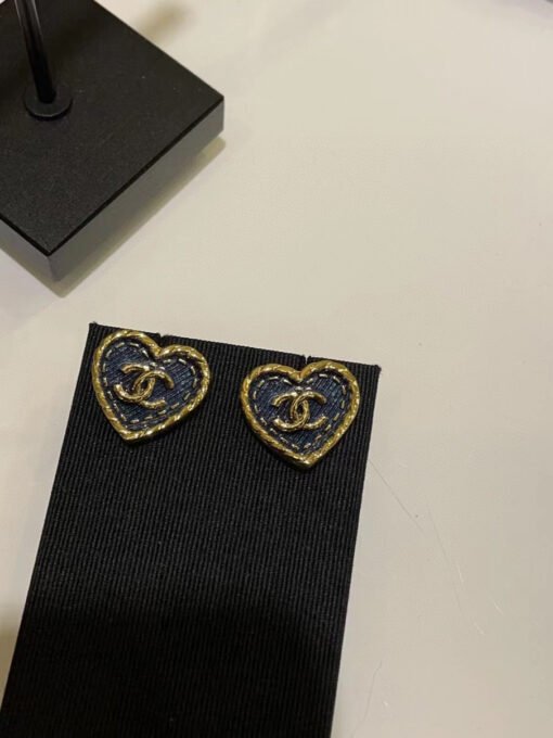 hChanel  24P denim love earrings] The latest 2Newspring and summer style super popular denim love series! The old rules for the first launch of the entire network are to buy first, close your eyes and love it, super out of stock! Huge is hard to buy! I really don’t buy it, I’m sorry for falling in love! Denim Smurf hit my heart this season really won the denim enamel retro and playful! The dreamy blue color is paired with sweet love, and the personality of the outer stitching design is the finishing touch. The whole series is sweet but not greasy. The super touching love elements are classic and have extremely high playability. Every time Enough to make me overjoyed - Image 4