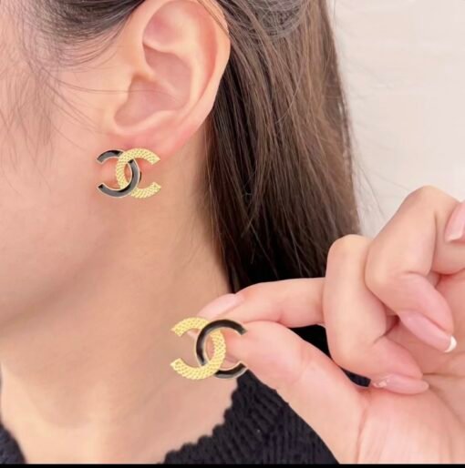 Chanel new style, enamel, black and gold color combination, double C stud earrings, simple
Diameter New Chanelcm - Image 2