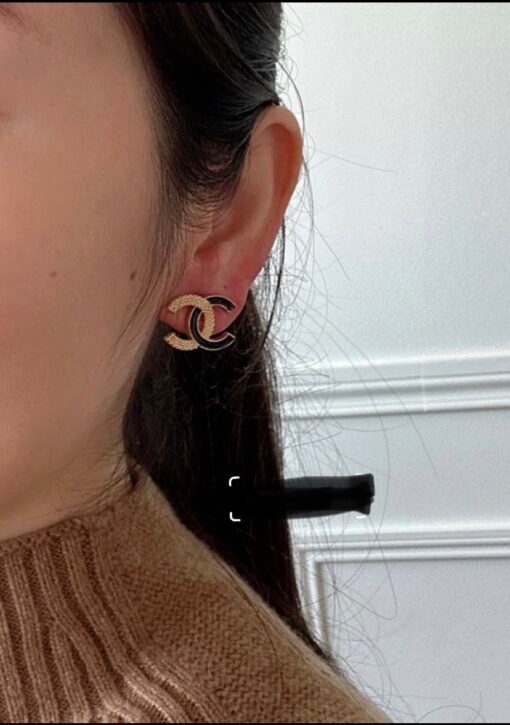 Chanel new style, enamel, black and gold color combination, double C stud earrings, simple
Diameter New Chanelcm - Image 4