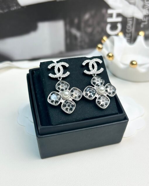 Chanel new four-leaf clover zircon diamond-set double c-pendant earrings - Image 3