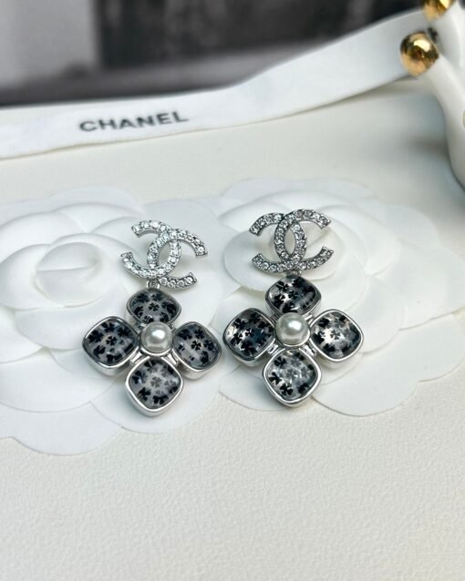 Chanel new four-leaf clover zircon diamond-set double c-pendant earrings - Image 4