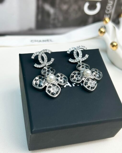 Chanel new four-leaf clover zircon diamond-set double c-pendant earrings - Image 8