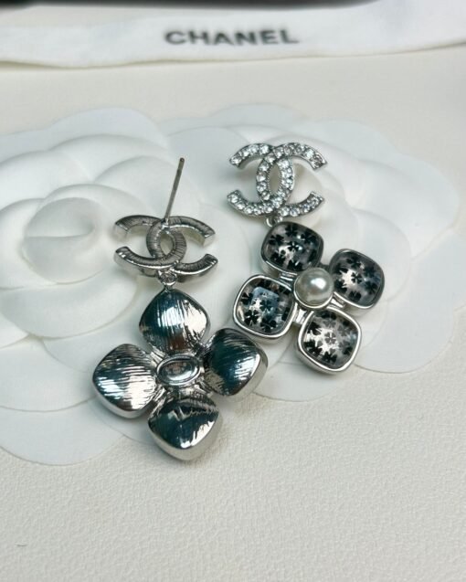 Chanel new four-leaf clover zircon diamond-set double c-pendant earrings - Image 9