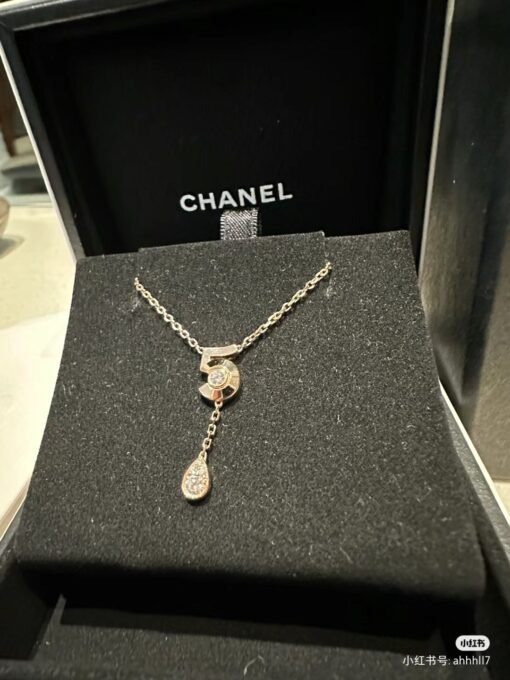 Chanel Limited N5 Diamond Necklace
This Chanel Eternal N5° necklace is made to pay tribute to the century-old inheritance of No. 5 perfume. The meaning is timeless and lasting.
Needless to say, most customers can’t even have the opportunity to have goods when they encounter it. - Image 3