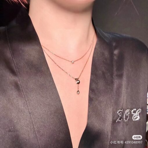 Chanel Limited N5 Diamond Necklace
This Chanel Eternal N5° necklace is made to pay tribute to the century-old inheritance of No. 5 perfume. The meaning is timeless and lasting.
Needless to say, most customers can’t even have the opportunity to have goods when they encounter it.
