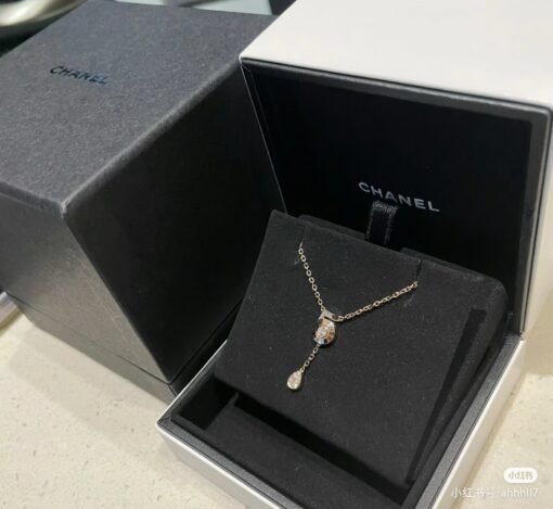 Chanel Limited N5 Diamond Necklace
This Chanel Eternal N5° necklace is made to pay tribute to the century-old inheritance of No. 5 perfume. The meaning is timeless and lasting.
Needless to say, most customers can’t even have the opportunity to have goods when they encounter it. - Image 2