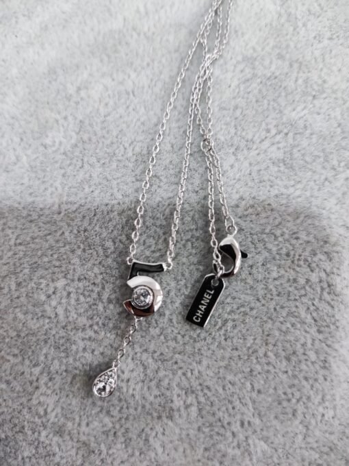 Chanel Limited N5 Diamond Necklace
This Chanel Eternal N5° necklace is made to pay tribute to the century-old inheritance of No. 5 perfume. The meaning is timeless and lasting.
Needless to say, most customers can’t even have the opportunity to have goods when they encounter it. - Image 5