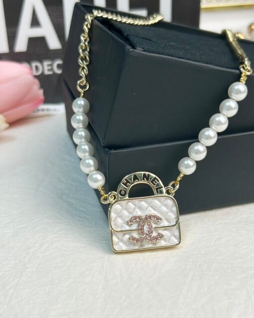 CHANEL Small Flavor Enamel Plaid White Bag Pearl Symmetric New Necklace - Image 4