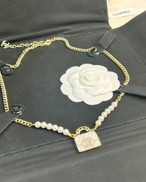 CHANEL Small Flavor Enamel Plaid White Bag Pearl Symmetric New Necklace - Image 2