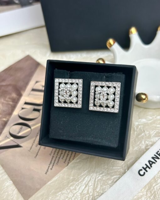 Chanel new style 24p pearl diamond silver square double c stud earrings - Image 4