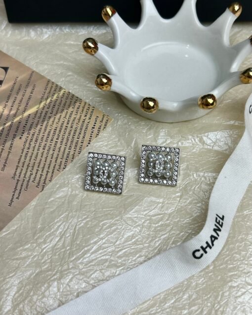 Chanel new style 24p pearl diamond silver square double c stud earrings - Image 8