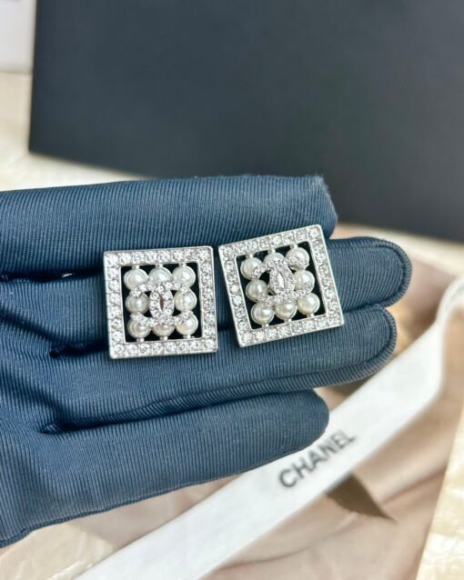 Chanel new style 24p pearl diamond silver square double c stud earrings - Image 9