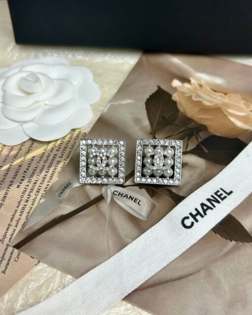 Chanel new style 24p pearl diamond silver square double c stud earrings - Image 7