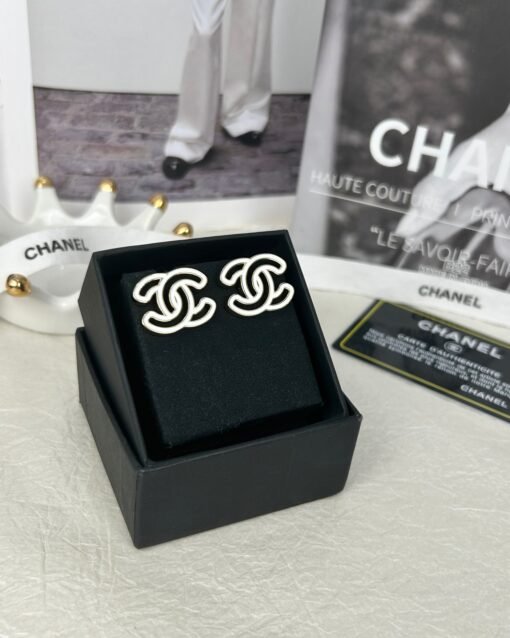 Chanel  double c hollow stud earrings, two colors available (black/white) - 图片 2