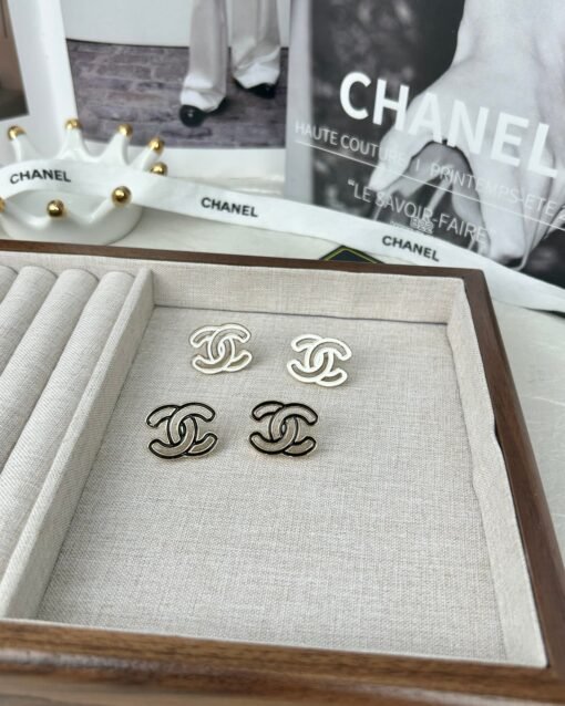 Chanel  double c hollow stud earrings, two colors available (black/white) - 图片 4