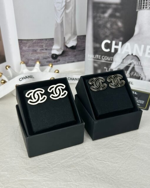 Chanel  double c hollow stud earrings, two colors available (black/white) - 图片 3