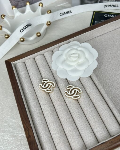 Chanel  double c hollow stud earrings, two colors available (black/white) - 图片 5