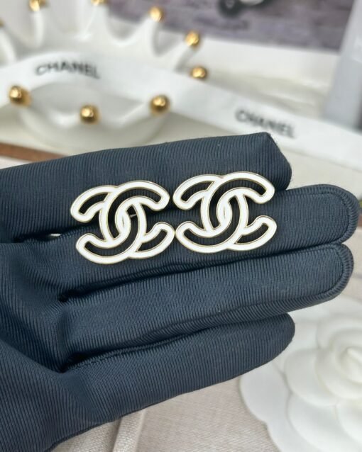 Chanel  double c hollow stud earrings, two colors available (black/white) - 图片 7