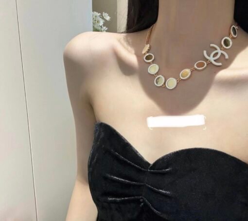 Chanel new style white oil dripping double c round mirror
 Glossy necklace Necklace - Image 3