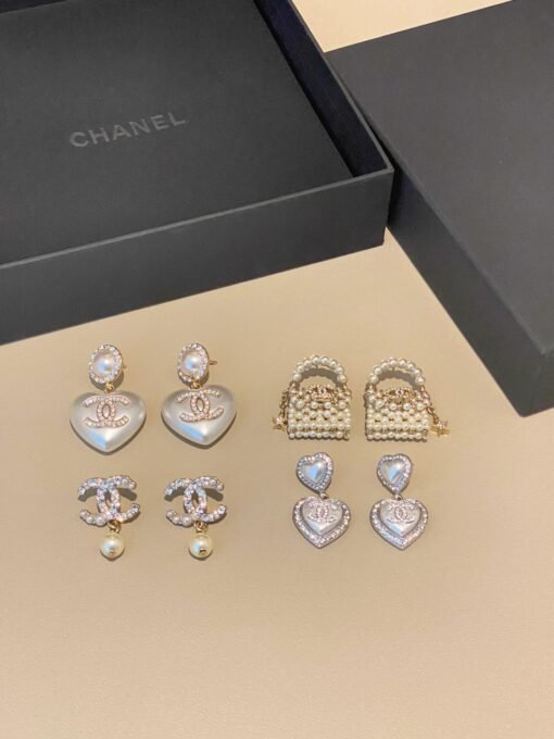 day's Amway Chanel Pearl Full Diamond Earrings Earrings
Mainly gentle and sweet style, with exquisite atmosphere on the upper ear