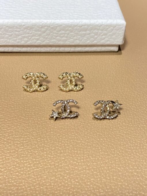 anel Star Earrings
Chanel Pearl Stud Earrings - Image 4
