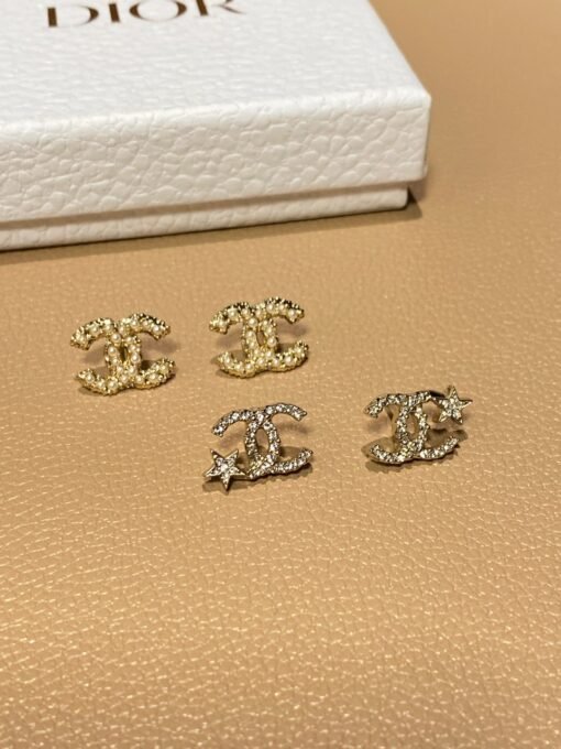 anel Star Earrings
Chanel Pearl Stud Earrings - Image 2