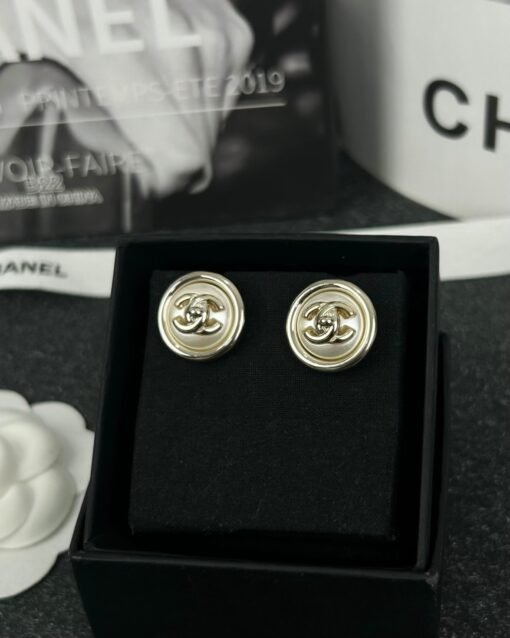 Chanel new style button pearl glossy double C round earrings - Image 2