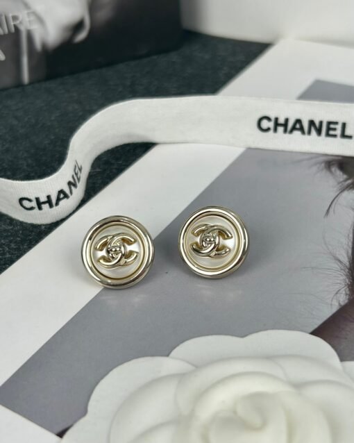 Chanel new style button pearl glossy double C round earrings - Image 4
