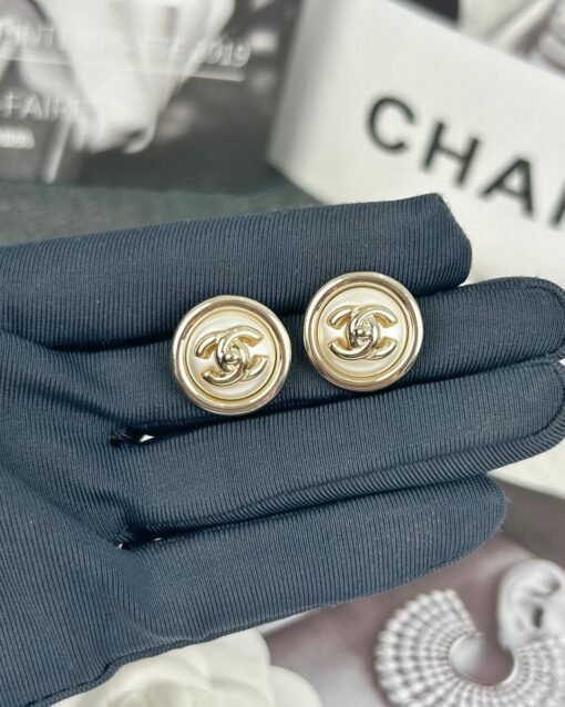 Chanel new style button pearl glossy double C round earrings - Image 5