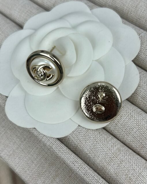 Chanel new style button pearl glossy double C round earrings - Image 6