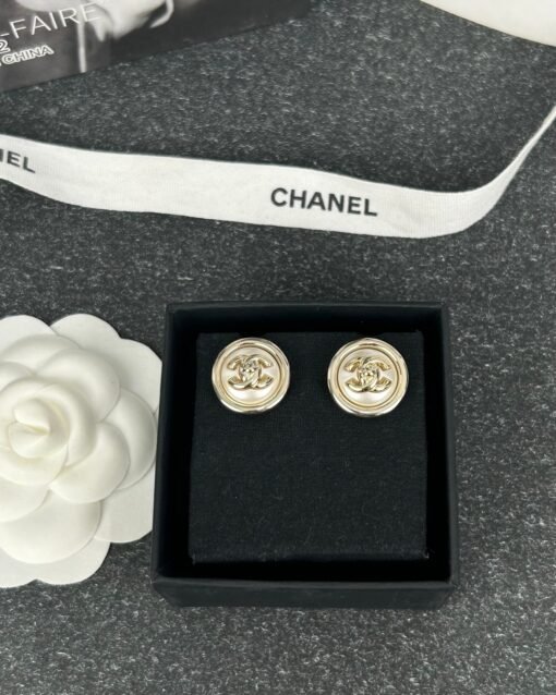 Chanel new style button pearl glossy double C round earrings - Image 3