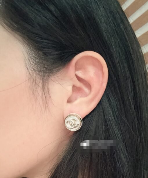 Chanel new style button pearl glossy double C round earrings - Image 7