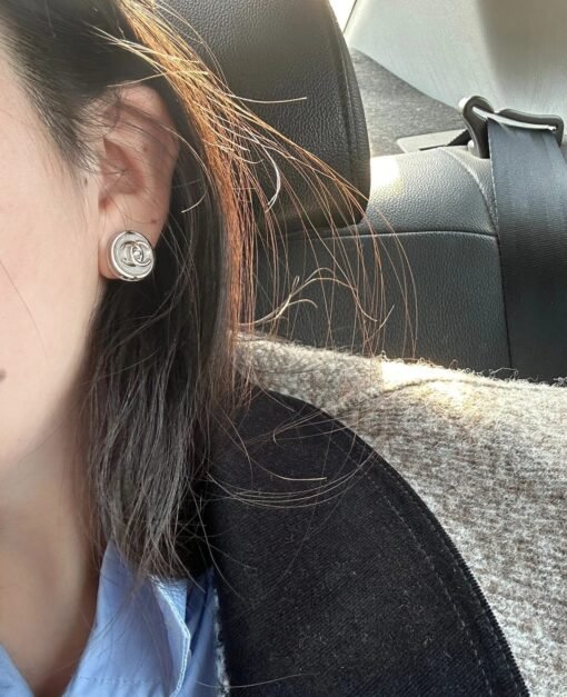 Chanel new style button pearl glossy double C round earrings - Image 8
