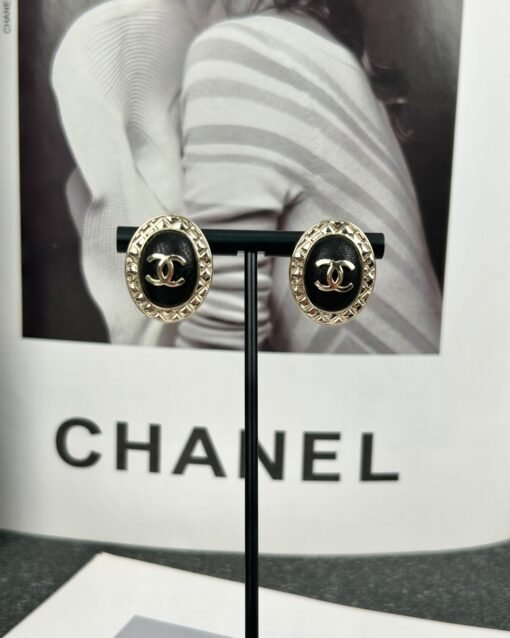 Chanel new style oval black leather diamond-shaped edge retro stud earrings - Image 4