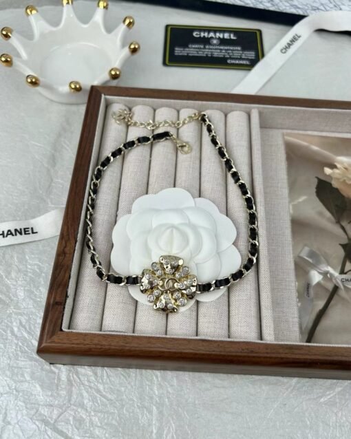 Chanel new style, four-leaf clover petals inlaid with diamonds, leather-edged necklace - Image 5