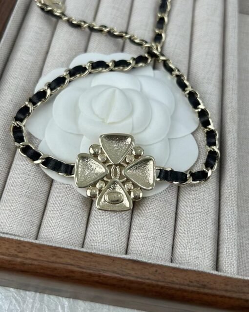 Chanel new style, four-leaf clover petals inlaid with diamonds, leather-edged necklace - Image 7