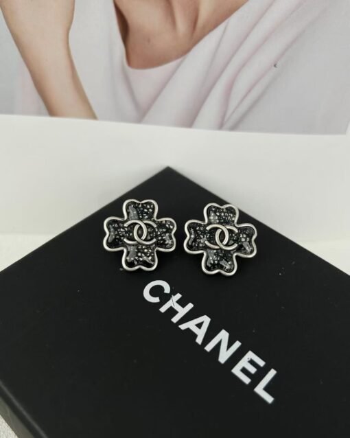 Chanel new style ancient silver ancient gold black thin flash four-leaf clover earrings
(Two colors available) - Image 4