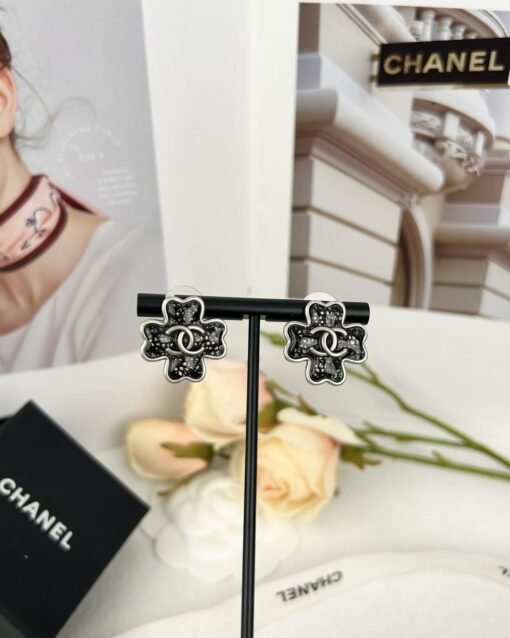 Chanel new style ancient silver ancient gold black thin flash four-leaf clover earrings
(Two colors available)