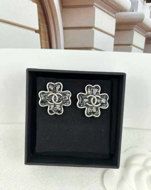 Chanel new style ancient silver ancient gold black thin flash four-leaf clover earrings
(Two colors available) - Image 6