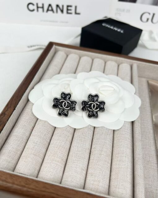 Chanel new style ancient silver ancient gold black thin flash four-leaf clover earrings
(Two colors available) - Image 9