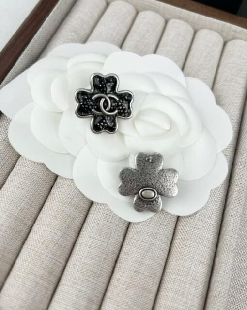 Chanel new style ancient silver ancient gold black thin flash four-leaf clover earrings
(Two colors available) - Image 8