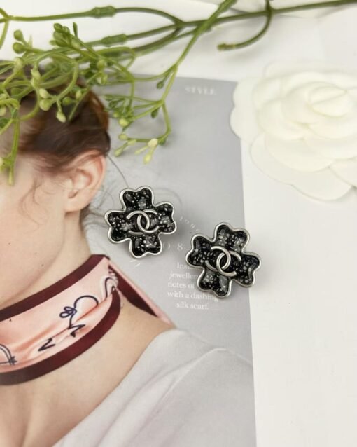 Chanel new style ancient silver ancient gold black thin flash four-leaf clover earrings
(Two colors available) - Image 5